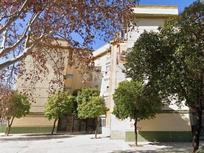 Venta Piso Sevilla. Piso de tres habitaciones en C. Doña Clarines 69. Quinta planta con balcón