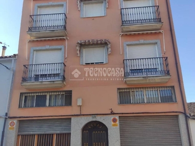 Venta Piso Úbeda. Piso de tres habitaciones en C. Jorge Mercado 27. Plaza de aparcamiento con terraza