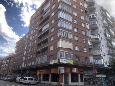 Venta Piso Valladolid. Piso de tres habitaciones en Calle San Luis. Primera planta con terraza