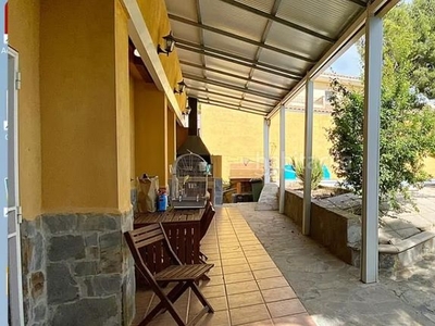 Chalet con 3 habitaciones con parking, piscina, calefacción, aire acondicionado y vistas a la montaña en Sant Pere de Ribes