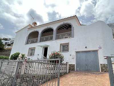 Casa independiente de 4 dormitorios y dos plantas para 8 personas..