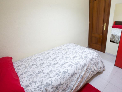 Habitación acogedora en apartamento de 5 dormitorios en Retiro, Madrid