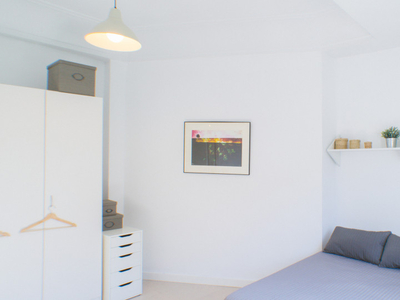Habitación soleada en apartamento de 5 dormitorios en Pacífico, Madrid