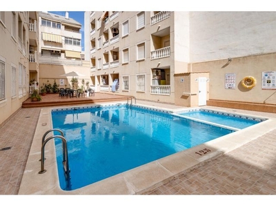 Apartamento con terraza, garaje y piscina comunitaria a 200 m de la playa en Torrevieja