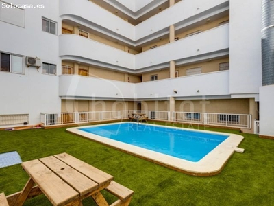 Apartamento de dos dormitorios con piscina comunitaria a la venta en Los