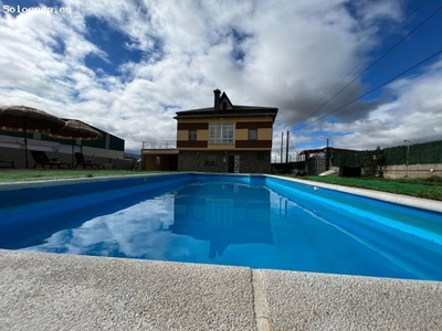 Casa con piscina climatizada y jardín en Villamartin de la Abadia