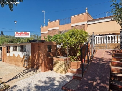 CASA DE CAMPO EN PEÑA LAS AGUILAS UNA ZONA RODEADA DE DISTINTAS CASAS DE LUJO Y MUCHOS JARDINES.