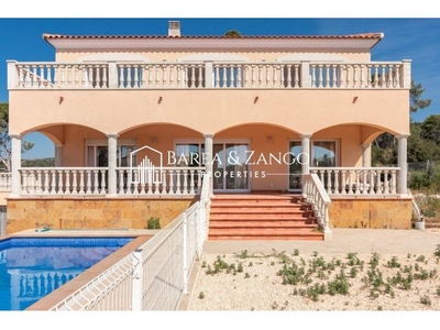 Casa unifamiliar en venta con licencia turística, piscina y espectaculares vistas en Santa Susana