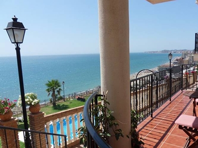 OFERTA - Apartamento con piscina frente al mar