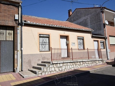 Venta Casa rústica en Calle Calvario Íscar. Buen estado 174 m²