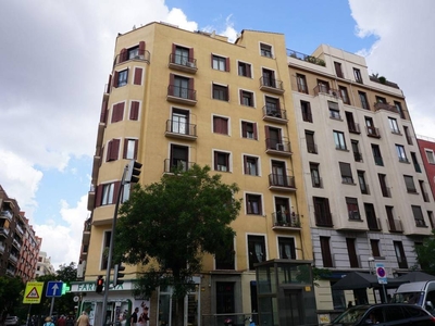 Venta Piso en Calle de Narvaez 50. Madrid. Buen estado segunda planta con balcón calefacción central