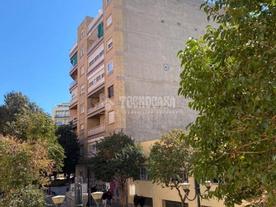 Venta Piso Granada. Piso de cuatro habitaciones en C. Martínez de la Rosa 4. Planta baja con balcón calefacción central