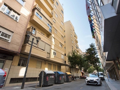 Venta Piso Granada. Piso de cuatro habitaciones en Pedro Antonio De Alarcon 9. Quinta planta con balcón