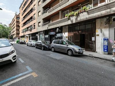 Venta Piso Granada. Piso de cuatro habitaciones en Trajano 7. Primera planta con terraza