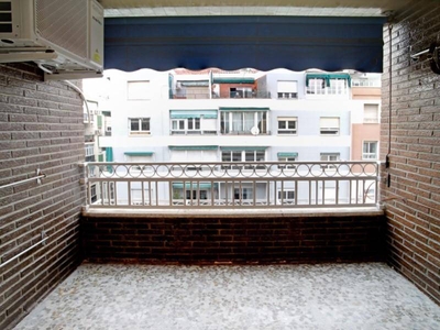 Venta Piso Granada. Piso de tres habitaciones Sexta planta calefacción individual