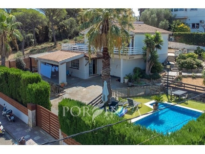 Villa con piscina en bonita parcela en zona tranquila. A tan sólo 3 km de la playa de Sant Feliu