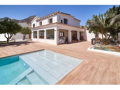 Villa de 5 dormitorios y 4 baños en zona Montealto, Benalmádena