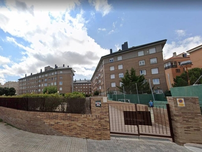 Alquiler Piso Ávila. Piso de tres habitaciones en avenida patrimonio de la humanidad. Buen estado primera planta con terraza