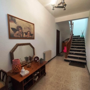 Casa en venta. Casa toda en planta con gran almacén y patio descubierto, a 5 minutos de Binéfar, cerca del campo. Lista para entrar a vivir.