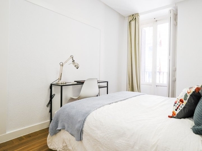 Se alquila habitación en piso de 8 habitaciones en Trafalgar, Madrid