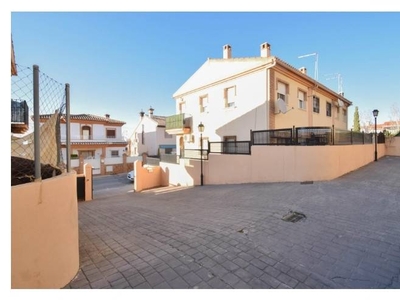 Venta Casa adosada en Calle Mulhacén Monachil. Buen estado plaza de aparcamiento con terraza calefacción individual 139 m²