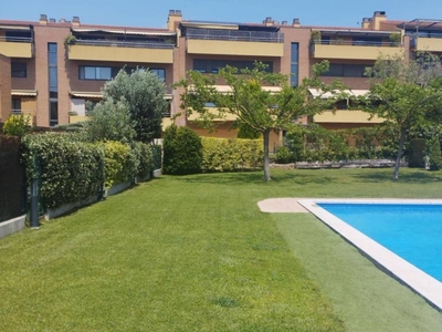 Venta Casa adosada en josep pla Vilanova del Vallès. Buen estado plaza de aparcamiento con balcón calefacción individual 250 m²