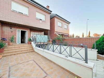 Venta Casa unifamiliar en Calle Lirio Rivas-Vaciamadrid. Buen estado plaza de aparcamiento calefacción individual 290 m²