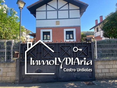 Venta Chalet en Barrio Samano 74 Castro Urdiales. Muy buen estado plaza de aparcamiento con balcón calefacción central 203 m²