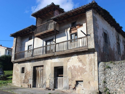 Venta Chalet en Valdecilla - Paseo del Ayuntamiento Medio Cudeyo. A reformar 384 m²