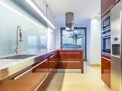 Apartamento moderno apartamento con amplia terraza en Marbella