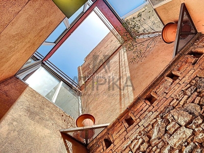 Dúplex luminoso tríplex de 145m2 ubicado en la calle ramón y cajal, en el corazón de Vila de Gràcia en Barcelona