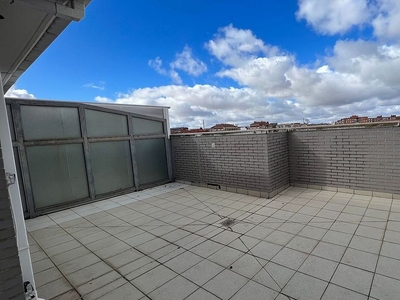 Alquiler de ático en Campo de la Juventud de 1 habitación con terraza y garaje
