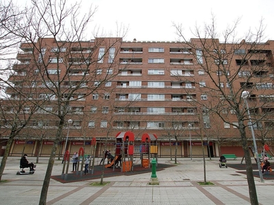Alquiler de piso en calle Benjamín de Tudela de 3 habitaciones con terraza y garaje