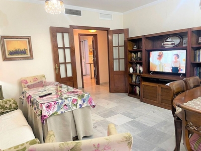 Alquiler de piso en Centro - Huelva de 3 habitaciones con muebles y balcón