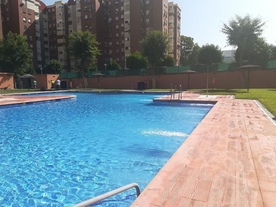 Alquiler de piso en Palacio de Congresos - Urbadiez - Entrepuentes de 4 habitaciones con terraza y piscina