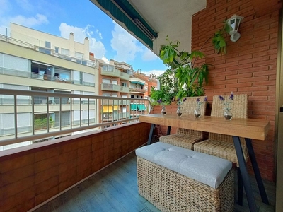 Ático en venta en La Nova Esquerra de l'Eixample de 3 habitaciones con terraza y balcón