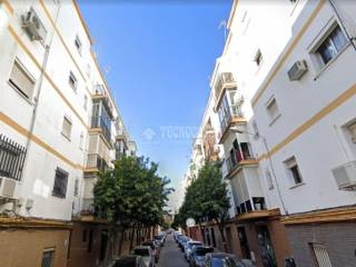 Piso de tres habitaciones C. Peñalara 21, El Plantinar-El Juncal-Avenida de la Paz, Sevilla