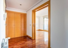 Ático con 2 habitaciones con ascensor, parking, calefacción y aire acondicionado en Sevilla