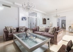 Chalet con 6 habitaciones amueblado con parking, piscina y aire acondicionado en Marbella