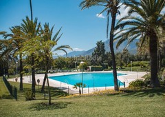 Planta baja gran apartamento con vistas al mar, situado junto al campo de golf de rio real en Marbella