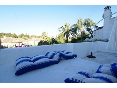 Alquiler casa pareada con 5 habitaciones amueblada con parking, piscina, calefacción y aire acondicionado en Marbella