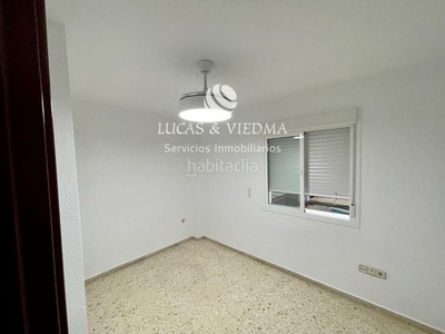 Alquiler piso en alquiler , con 102 m2, 4 habitaciones y 2 baños, garaje, ascensor y aire acondicionado. en Sevilla