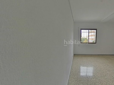Alquiler piso tercero con 3 habitaciones en La Oliva Sevilla