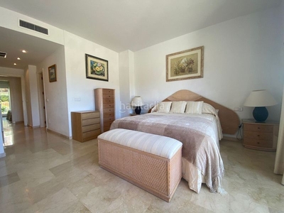 Apartamento en calle de los cipreses apartamento en primera línea de playa en palm beach, zona Río Real - los monteros en Marbella