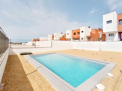 Casa adosada con 3 habitaciones con parking, piscina y aire acondicionado en Roda de Barà