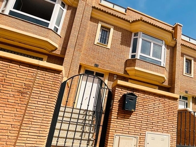Casa adosada de alquiler en Calle Palas Atenea, 46, Los Molinos - Villa Blanca
