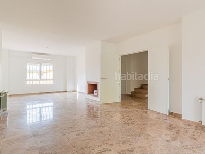 Casa con 3 habitaciones con parking, piscina, calefacción y aire acondicionado en Bormujos