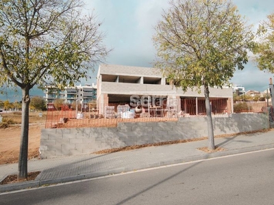 Casa con 4 habitaciones con parking, calefacción, aire acondicionado y jardín en Vilanova i la Geltrú