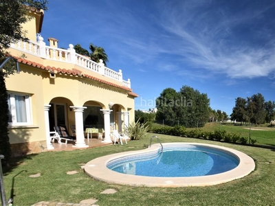 Chalet oasis de tranquilidad en parcela privada con dos villas, piscina privada con vistas panorámicas al campo de golf nova. en Oliva