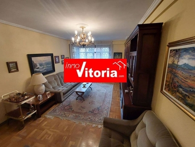Piso en venta en Centro - Vitoria-Gasteiz de 5 habitaciones con terraza y garaje